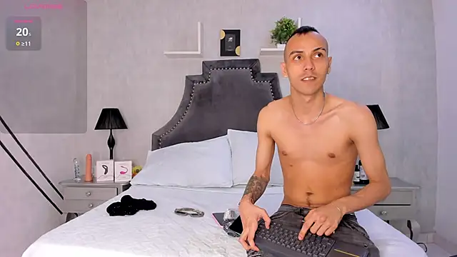 Snapshot of DerryAndIzzy chatting on October 2025 06:25:01 AM DerryAndIzzy online show from October 2025 06:25:01 AM