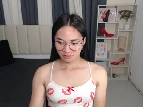 Snapshot of PetiteAsianMarian chatting on October 2025 10:15:01 AM PetiteAsianMarian online show from October 2025 10:15:01 AM