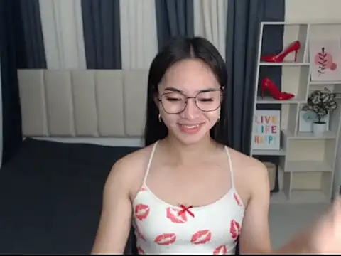 Snapshot of PetiteAsianMarian chatting on October 2025 05:46:01 PM PetiteAsianMarian online show from October 2025 05:46:01 PM