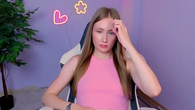 Snapshot of EllyColins chatting on July 2026 04:30:01 AM EllyColins online show from July 2026 04:30:01 AM