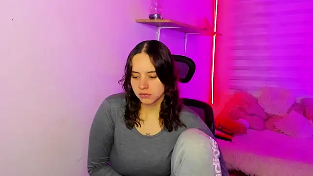 Emily Lindey online show from November 2025 03:28:01 AM