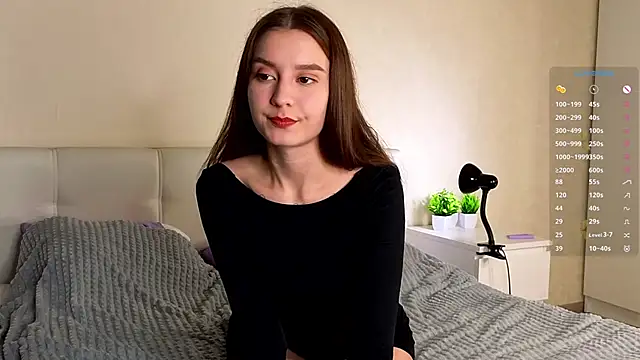 Snapshot of La_L_U_N_E chatting on December 2025 07:40:02 PM La L U N E online show from December 2025 07:40:02 PM