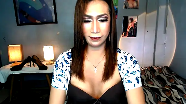 Snapshot of littleredbunny27 chatting on April 2026 10:21:01 AM littleredbunny27 online show from April 2026 10:21:01 AM