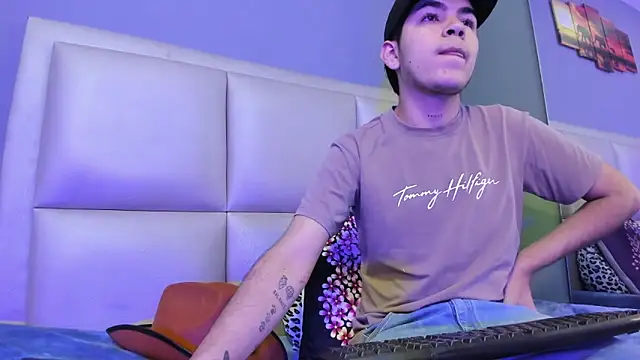 Snapshot of Jhonny_saenz chatting on November 2025 02:18:02 PM Jhonny saenz online show from November 2025 02:18:02 PM