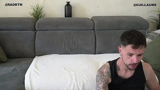 Snapshot of monsieurguitsxxx chatting on May 2026 01:05:02 PM monsieurguitsxxx online show from May 2026 01:05:02 PM