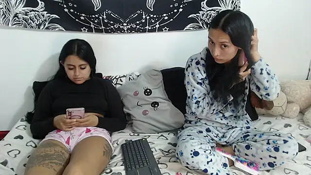 Snapshot of abby_n_emily chatting on April 2026 01:32:01 AM abby n emily online show from April 2026 01:32:01 AM