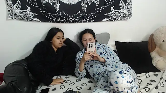 Snapshot of abby_n_emily chatting on May 2026 01:28:01 PM abby n emily online show from May 2026 01:28:01 PM