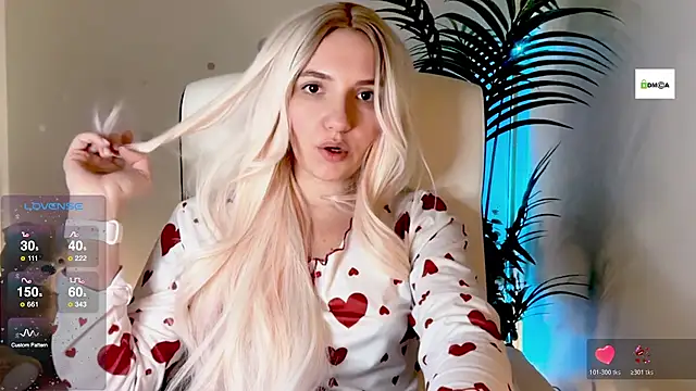 Snapshot of cute_cake chatting on December 2025 08:40:01 PM cute cake online show from December 2025 08:40:01 PM