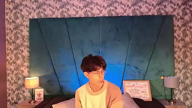 Aaron Eze online show from May 2026 12:33:01 PM
