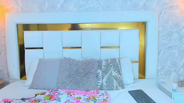 Charlotteroosse online show from November 2025 12:38:01 PM