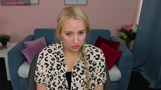 AuroraSkyee online show from October 2025 01:11:02 PM