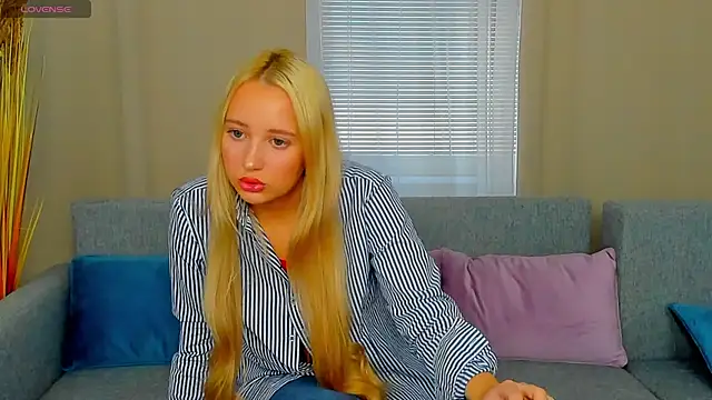 AuroraSkyee online show from October 2025 12:17:02 PM