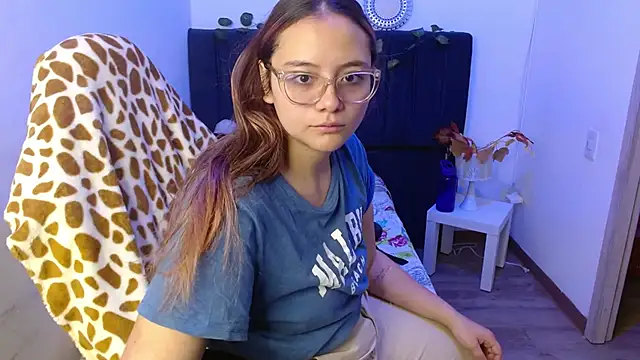 Red Lola  online show from October 2025 01:10:02 PM