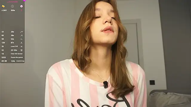 BrynnHolverson online show from November 2025 05:42:01 PM