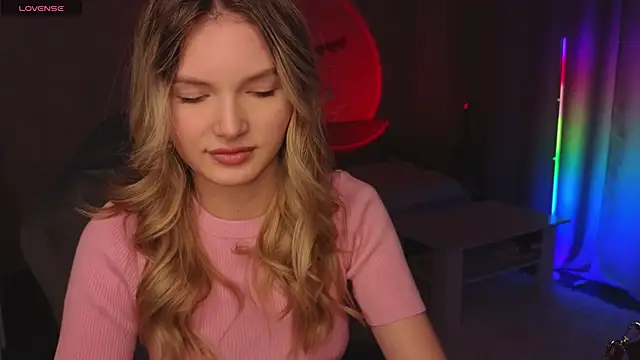 Snapshot of EvelynSin chatting on November 2025 11:42:01 AM EvelynSin online show from November 2025 11:42:01 AM