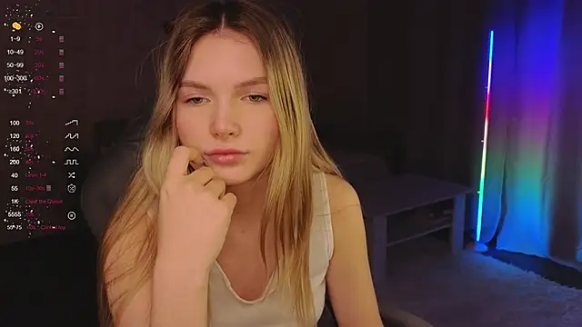 Snapshot of EvelynSin chatting on November 2025 11:58:01 AM EvelynSin online show from November 2025 11:58:01 AM