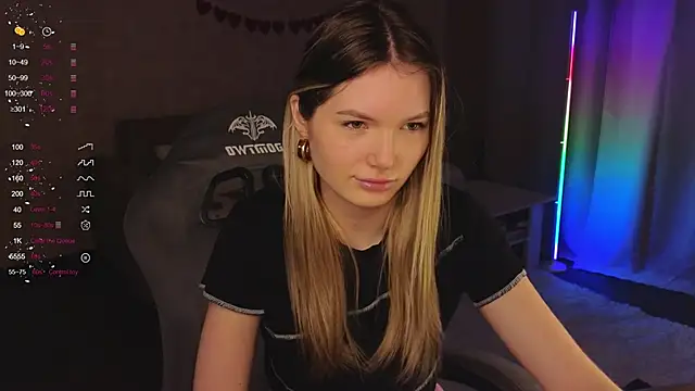 Snapshot of EvelynSin chatting on December 2025 08:56:02 AM EvelynSin online show from December 2025 08:56:02 AM