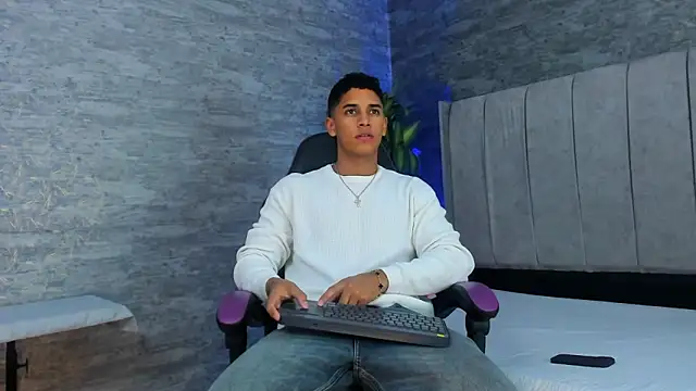 Snapshot of Zayne_cross chatting on October 2025 05:43:02 AM Zayne cross online show from October 2025 05:43:02 AM