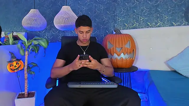 Snapshot of Zayne_cross chatting on October 2025 05:21:02 AM Zayne cross online show from October 2025 05:21:02 AM