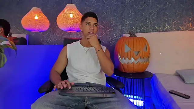 Snapshot of Zayne_cross chatting on October 2025 05:30:01 AM Zayne cross online show from October 2025 05:30:01 AM