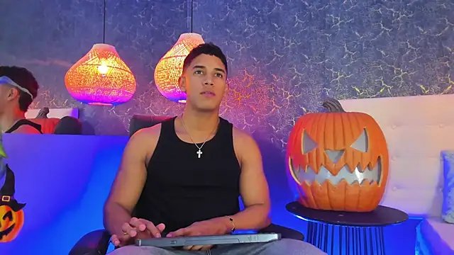 Snapshot of Zayne_cross chatting on October 2025 05:26:02 AM Zayne cross online show from October 2025 05:26:02 AM