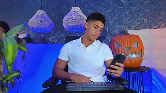 Snapshot of Zayne_cross chatting on October 2025 05:26:02 AM Zayne cross online show from October 2025 05:26:02 AM