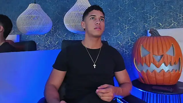 Snapshot of Zayne_cross chatting on October 2025 05:33:02 AM Zayne cross online show from October 2025 05:33:02 AM