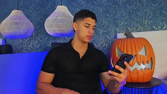 Snapshot of Zayne_cross chatting on October 2025 05:42:02 AM Zayne cross online show from October 2025 05:42:02 AM