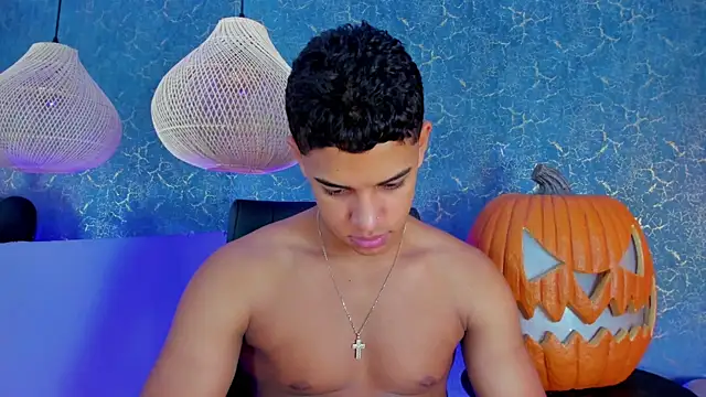 Snapshot of Zayne_cross chatting on November 2025 05:51:01 AM Zayne cross online show from November 2025 05:51:01 AM