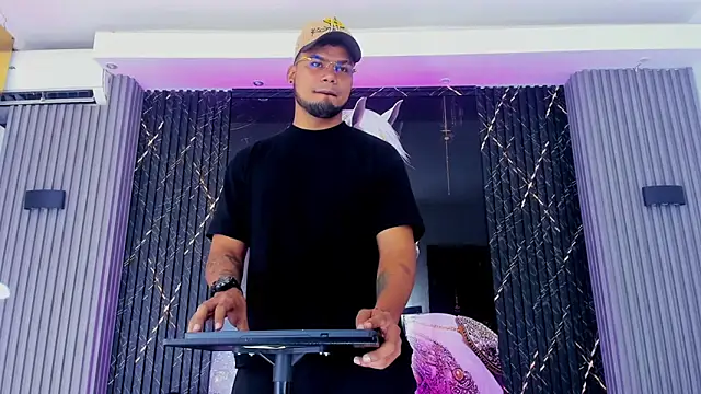 Snapshot of handsome_boys22 chatting on November 2025 12:38:01 PM handsome boys22 online show from November 2025 12:38:01 PM