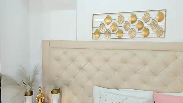 lucia lorenz online show from December 2025 11:28:01 AM