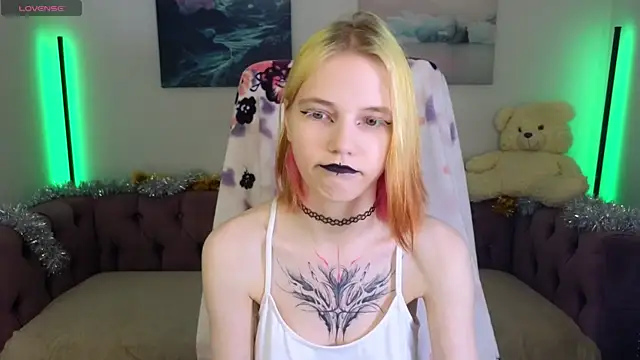 Snapshot of MitaSide chatting on December 2025 08:59:01 PM MitaSide online show from December 2025 08:59:01 PM