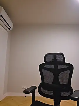 MiaRides19 online show from April 2026 08:20:01 PM