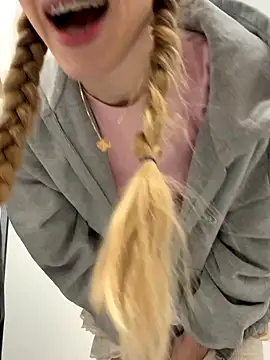 Snapshot of kira_mia chatting on December 2025 07:53:02 PM kira mia online show from December 2025 07:53:02 PM