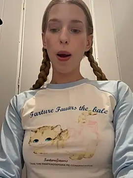 kira mia online show from March 2026 04:34:01 PM