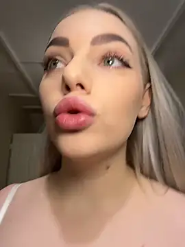 Snapshot of HugeBoobsAlice chatting on February 2026 05:07:02 AM HugeBoobsAlice online show from February 2026 05:07:02 AM