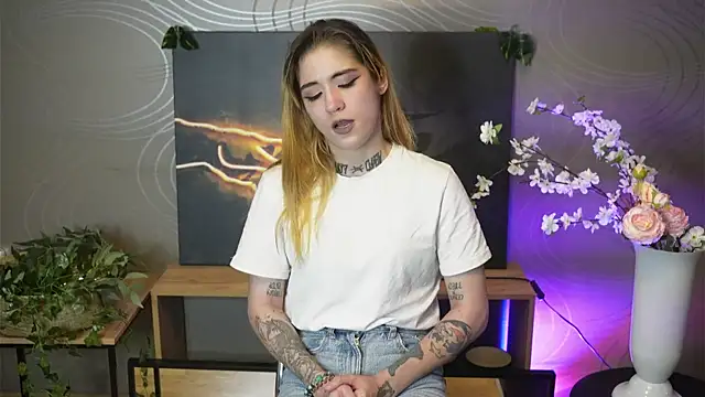 Snapshot of VelvaKientz chatting on October 2025 04:57:01 AM VelvaKientz online show from October 2025 04:57:01 AM