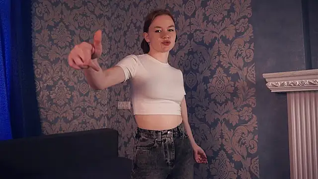 Snapshot of KarlynGow chatting on November 2025 06:36:01 AM KarlynGow online show from November 2025 06:36:01 AM