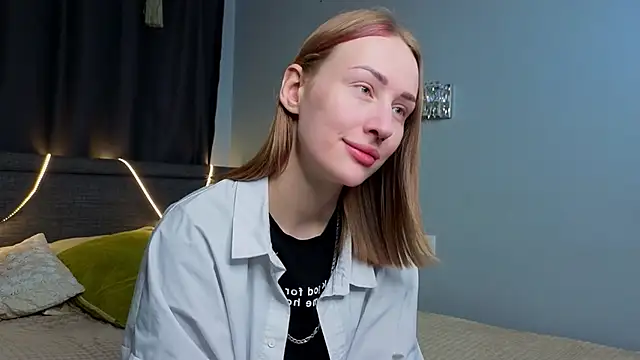 Snapshot of ZolaDickmann chatting on November 2025 08:25:01 AM ZolaDickmann online show from November 2025 08:25:01 AM