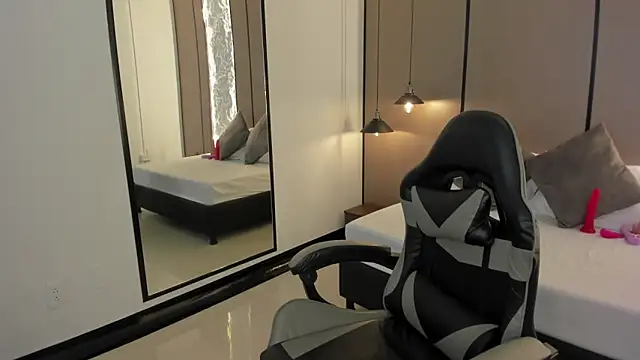 mia collins96 online show from October 2025 03:25:01 AM