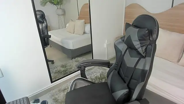 Snapshot of mia_collins96 chatting on November 2025 02:45:01 AM mia collins96 online show from November 2025 02:45:01 AM