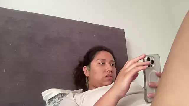 Kmiii21 online show from February 2026 06:57:02 PM