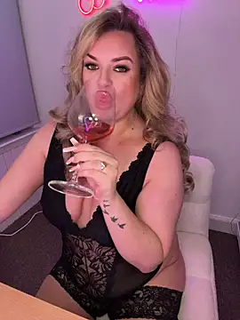 Snapshot of Scottish_Milf_Bella_xo chatting on November 2025 09:27:02 PM Scottish Milf Bella xo online show from November 2025 09:27:02 PM