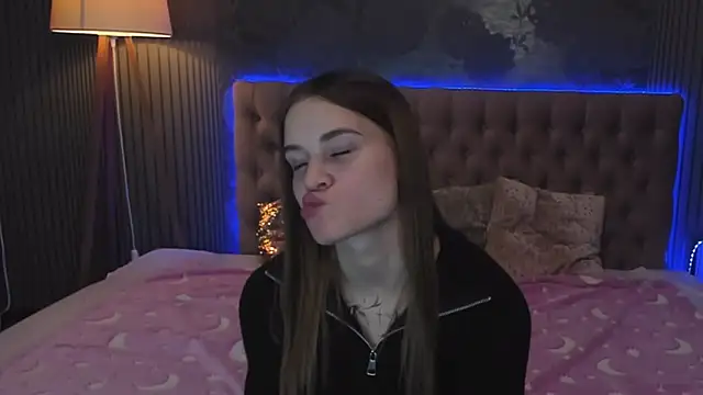 LuisaClover online show from November 2025 01:43:01 PM