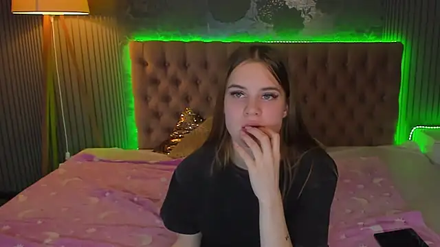 LuisaClover online show from November 2025 02:43:02 PM