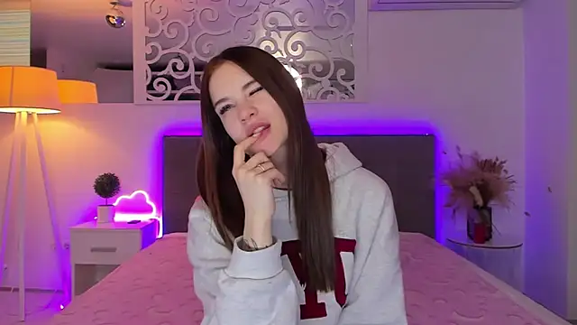 LuisaClover online show from February 2026 01:22:02 PM