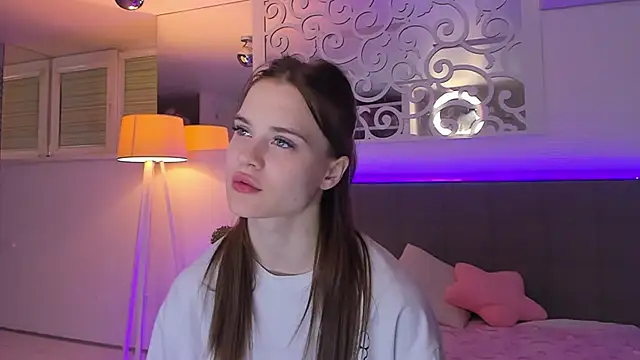 LuisaClover online show from March 2026 08:00:01 PM