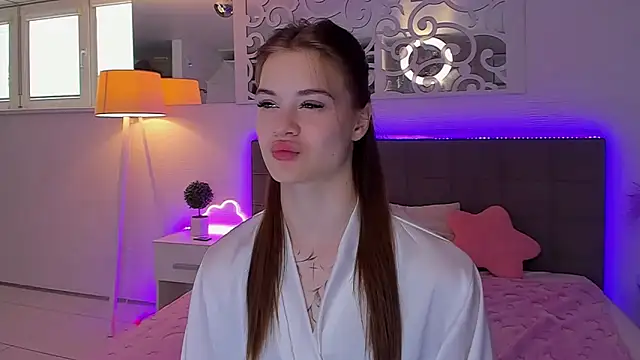 LuisaClover online show from April 2026 12:32:01 PM