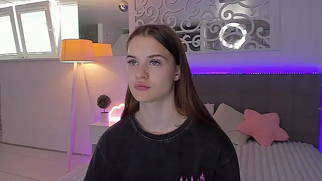 LuisaClover online show from July 2026 12:23:01 PM