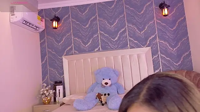 iam nicolle online show from November 2025 12:41:02 PM